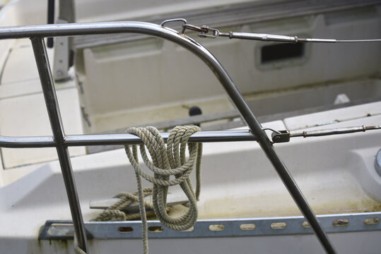 cordage sur bastingage au port de Dinan