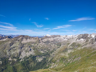 Obraz premium Panoramic view of majestic mountain peaks of High Tauern seen from Feldseekopf, Carinthia Salzburg, Austria. Idyllic hiking trail in Goldberg group in wilderness of Austrian Alps. Grossglockner
