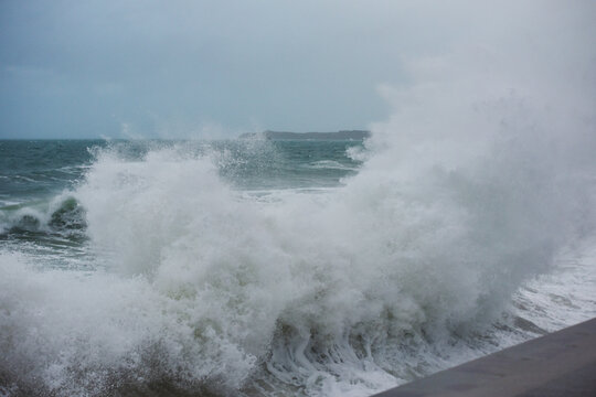Grandes mar&eacute;es &agrave; Saint-Malo - vagues de submersion