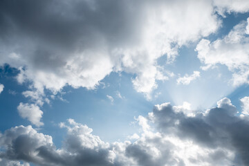 Condições atmosféricas: Céu parcialmente nublado com presença de nuvens tempestuosas