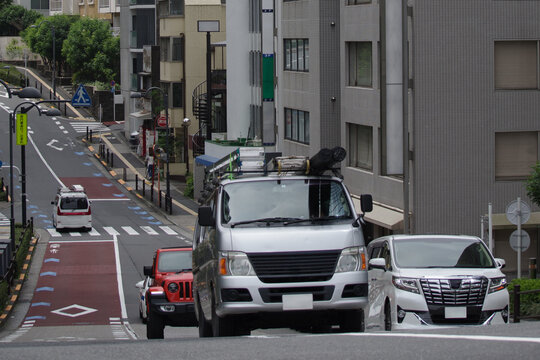 急勾配の薬研坂を駆け上がる