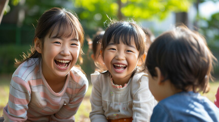 日本の小学生2人が小さい男の子と遊んであげて笑顔いっぱいの写真、森の幼稚園、幼児教育