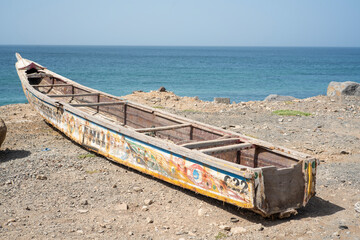 Une pirogue relev&eacute; pour faire un monument aux p&ecirc;cheurs s&eacute;n&eacute;galais &agrave; Dakar au S&eacute;n&eacute;gal en Afrique
