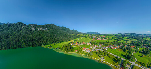 Sommer am idyllischen Weißensee bei Füssen im östlichen Allgäu
