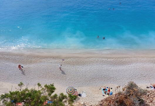 Blick auf den Strand von Porto Katsiki, Lefkada, Griechenland - Elevated view on the famous Porto Katsiki Beach, where a pale pebble shore meets crystal-clear turquoise water on Lefkada, Greece.