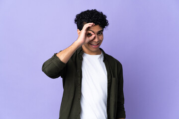Obraz premium Young Venezuelan man isolated on purple background showing ok sign with fingers