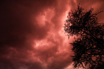 Dramatyczne czerwone burzowe niebo