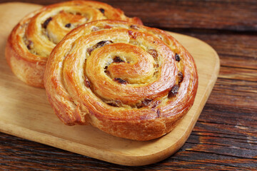 Puff pastry buns with raisins