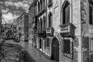Naklejka premium Beautiful black and white glimpse of the San Marco district on the Rio dei Barcaroli near the Frezzaria swimming pool, Venice, Italy