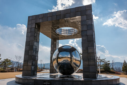 2019. 3. 23. 경기도 이천시에서 촬영, '염원의 빛'(측면보기), 민주화운동 희생자 영령에게 헌정된 조형물, 민주화운동기념공원에 위치-'Light of Hope' sculpture, located at the Democracy Movement Memorial Park