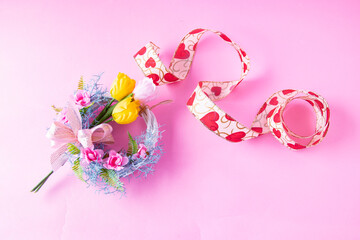 雛祭り　チューリップと桃の花のリースとハート模様のリボン（ピンクバック）