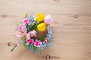 雛祭り　チューリップと桃の花のリース（板の背景）