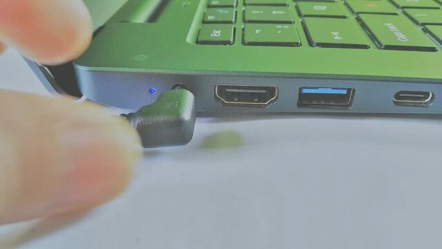 Plug in power cable to a notebook laptop pc 