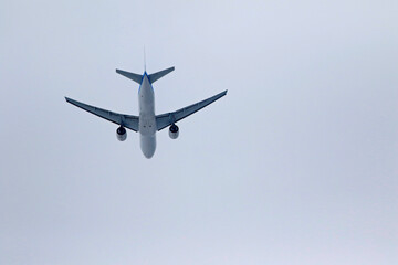 Avion volant dans le ciel bleu, vue du bas.