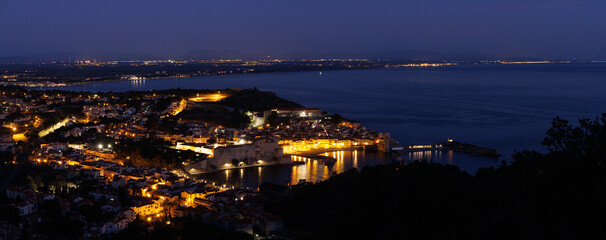 Naklejka premium Panorama de la cote Vermeille de Collioure au Barcarès au lever du jour