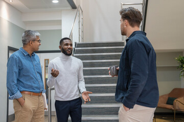 Obraz premium Businessmen having discussion in office