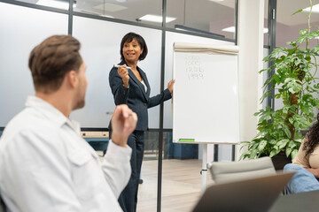 Obraz premium Business people brainstorming during meeting