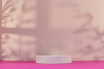 Fond avec un podium vide pour création d'arrière plan de couleurs fuchsia et blanc avec un jeu d'ombre d'une fenêtre et de branches.	