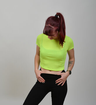 frau in neonfarbenen gr&uuml;n gelben engen shirt und leggings