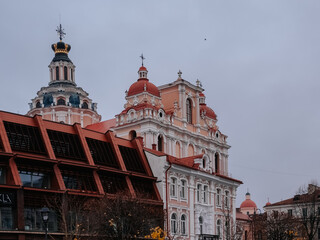 Obraz premium In the center of Vilnius near the Town Hall Square. View of the shopping mall and Church of St. Casimir