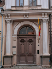 Obraz premium Arched door in an old house in the center of Vilnius