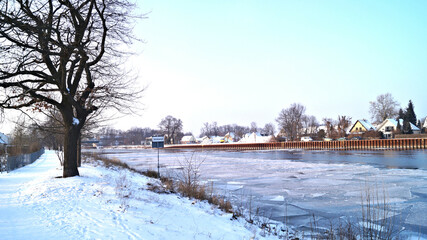 kanal mit einschollen und baum