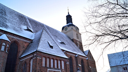 schneebedeckte kirche mit uhr