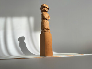 Staring Man Wood Carving with Shadow-3396