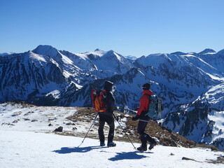 Randonneurs et alpinistes en montagne en hiver dans la neige et la glace des montagnes des...
