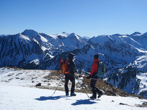 Randonneurs et alpinistes en montagne en hiver dans la neige et la glace des montagnes des Pyr&eacute;n&eacute;es en Ari&egrave;ge