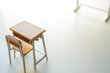 学校、教育のイメージ　白背景の学校の教室風景　黒板と机