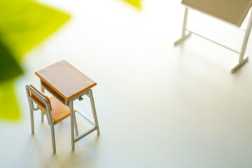 新入生、新学期、入学をイメージした教室の黒板と机
