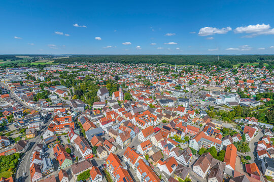 Die mittelschw&auml;bische Stadt Krumbach im Luftbild, Ausblick auf die Altstadt rund um den Marktplatz