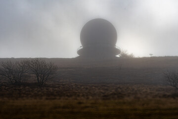 Am frühen Morgen im Nebel , der sich kurz etwas lichtet und einen Blick auf das Radom ,dem...