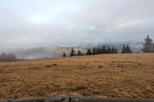 Der Nebel l&auml;sst einen versch&auml;mten Blick &uuml;ber die Landschaft bis ins Tal zu