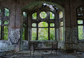  Fenster und Mauern einer zerstörten Ruine
