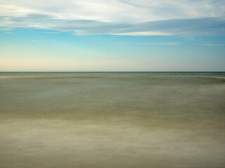 Minimalistische Ansicht der Ostsee, mit Langzeitbelichtung aufgenommen - 734016404