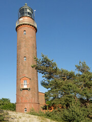 Außenaufnahme des historischen Leuchtturms Darßer Ort im Nationalpark Vorpommersche Boddenlandschaft, Deutschland - 734016613