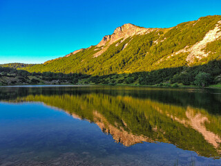 Naklejka premium Mountain reflection in the lake.