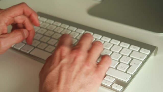 Primer plano de las manos de un programador tecleando.