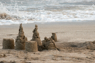 castillos de arena a la orilla del mar