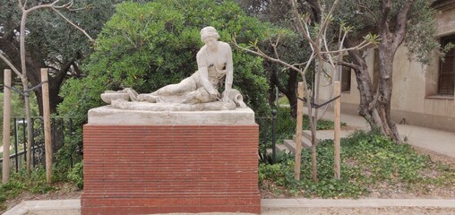 Estatua femenina.