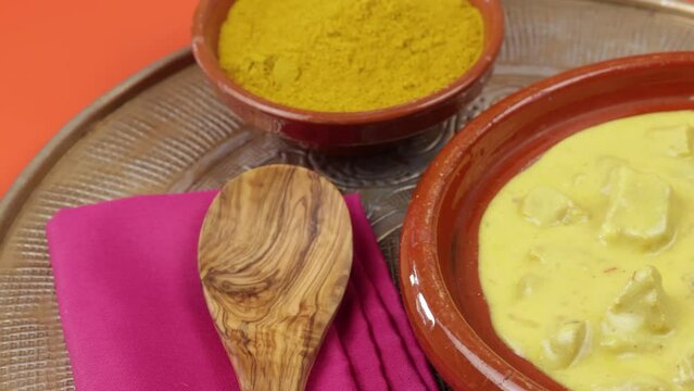 morceaux de poulet aux lait de coco et curry