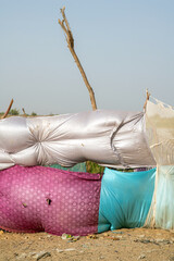 construction précaire avec des tissus sur les rives du fleuve Sénégal en Afrique © Pierre Laborde 