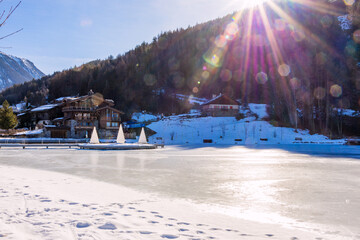 La station de Courchevel et son lac gelé dans les Alpes
