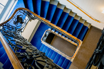 Montée d'escaliers bleue dans un immeuble luxueux - 734088075