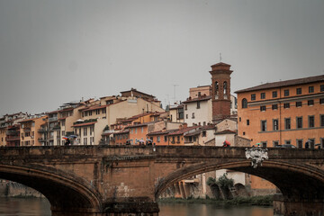 Obraz premium The view of bridge and the city on the background in rainy day