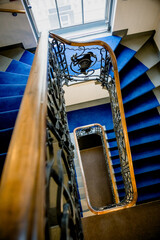 Montée d'escaliers bleue dans un immeuble luxueux