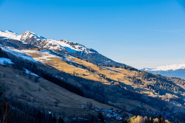 Montagnes autour de la station de Valmorel dans les Alpes
