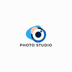 Obraz premium ILLUSTRATION PHOTOGRAPHY ABSTRACT CAMERA LENS SIMPLE LOGO ICON TEMPLATE DESIGN ELEMENT VECTOR. GOOD FOR PHOTO STUDIO, APPS
